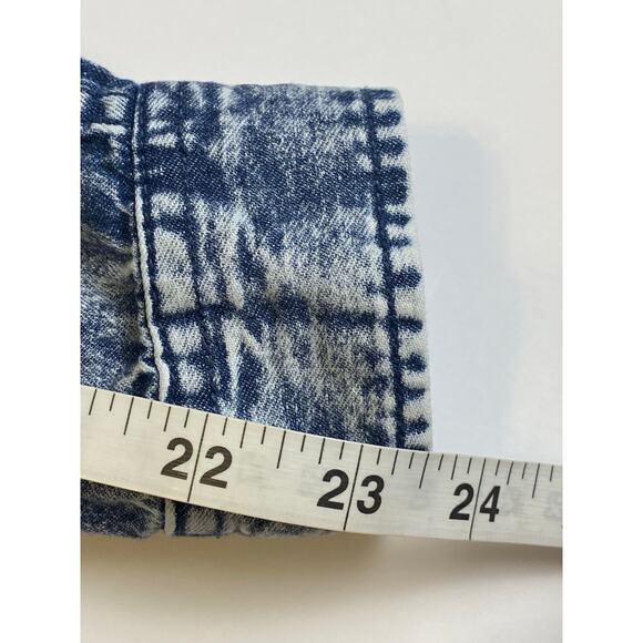 Levi’s Women’s Blue Acid Wash Chambray Long Sleeve Button Blouse Size Large - Picture 8 of 9